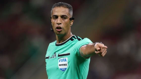 Amin Mohamed Omar, el árbitro egipcio que dirige el partido de Argentins¡a vs. Austria.