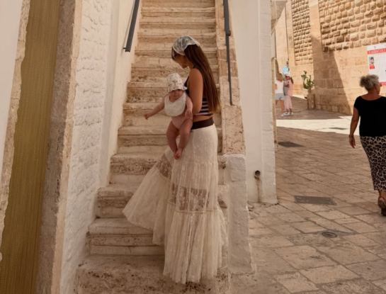 Cami Homs marcó tendencia con un look boho chic ideal para recorrer Italia