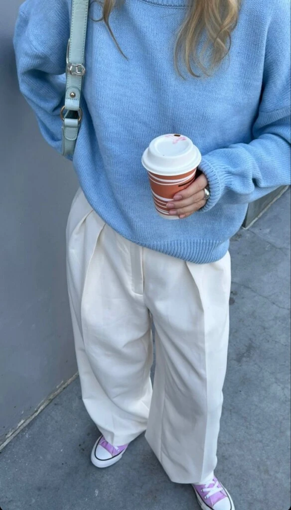 Podés acompañarlo con zapatillas urbanas, lentes de sol y una gorra en tonos neutros para lograr un look canchero y funcional.