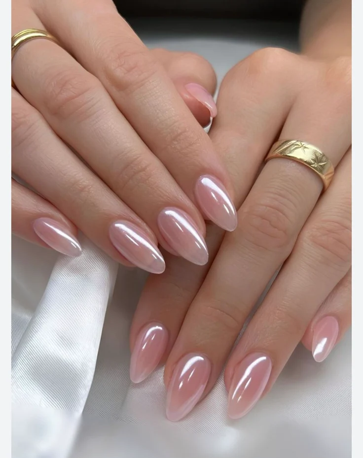 Las uñas perladas siguen siendo tendencia y este invierno se reinventan con un efecto nacarado mucho más sutil y elegante.