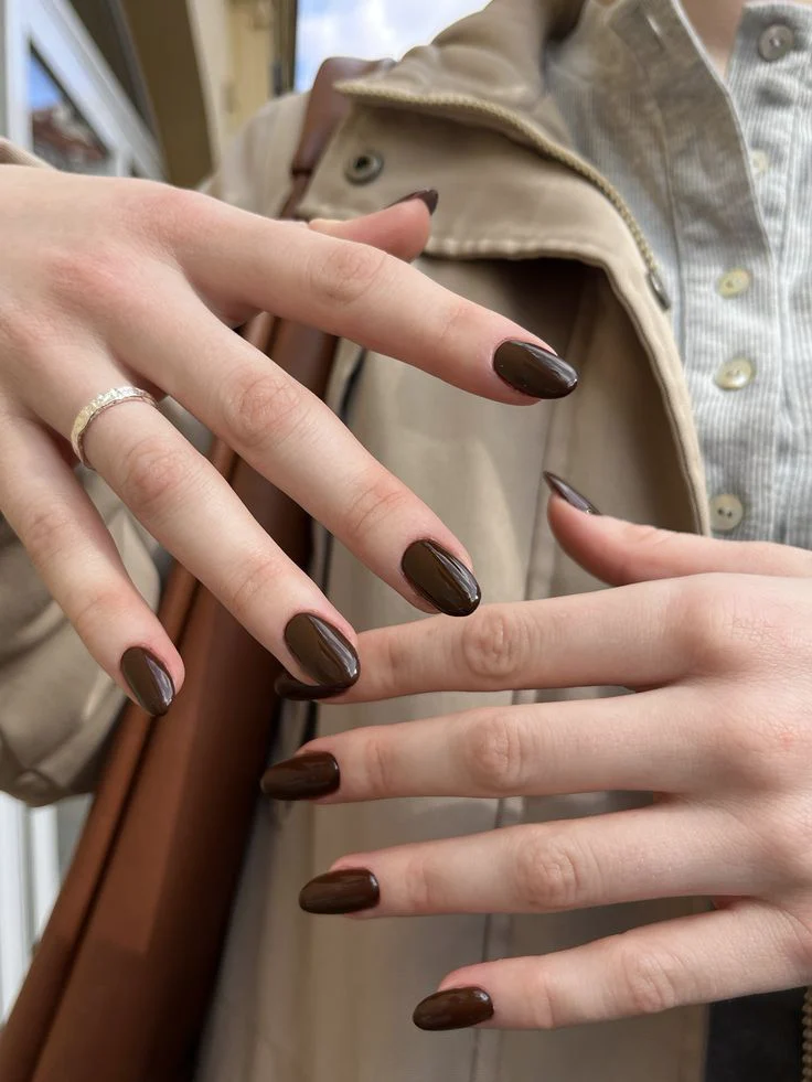 También queda perfecto con tapados de paño, camperas de cuero, sweaters tejidos y accesorios de gamuza, materiales que dominan las colecciones de invierno 2026.