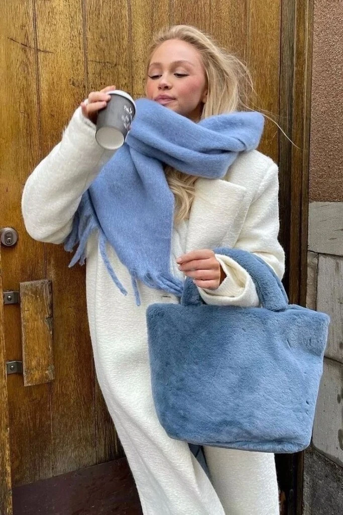 La clave está en mantener una paleta neutra en el resto de las prendas, como pantalones beige, jeans oscuros o botas negras.
