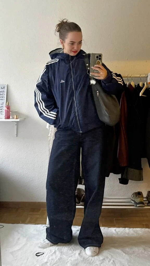 Para quienes buscan una versión más cómoda y funcional, las camperas deportivas combinadas con pantalones baggy se posicionan como una de las duplas favoritas de la temporada.