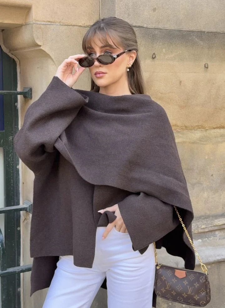 Los diseños tejidos en lana gruesa, cashmere o mezclas de fibras naturales se destacan en tonos tierra, bordó, verde oliva y beige.