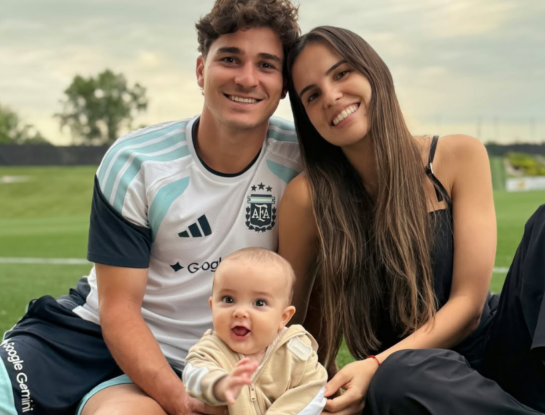 Julián Álvarez mostró su lado más sensible y compartió fotos inéditas junto a Emilia Ferrero y su hijo en el Mundial