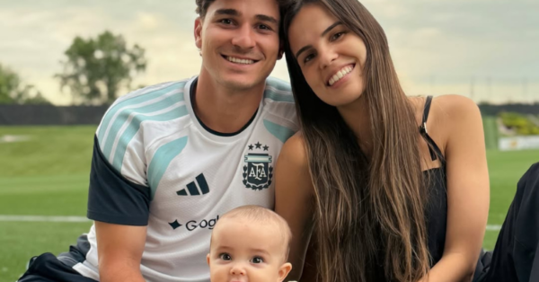 O apoio de Emilia Ferrero a Julián Alvarez após a vitória da Seleção Nacional