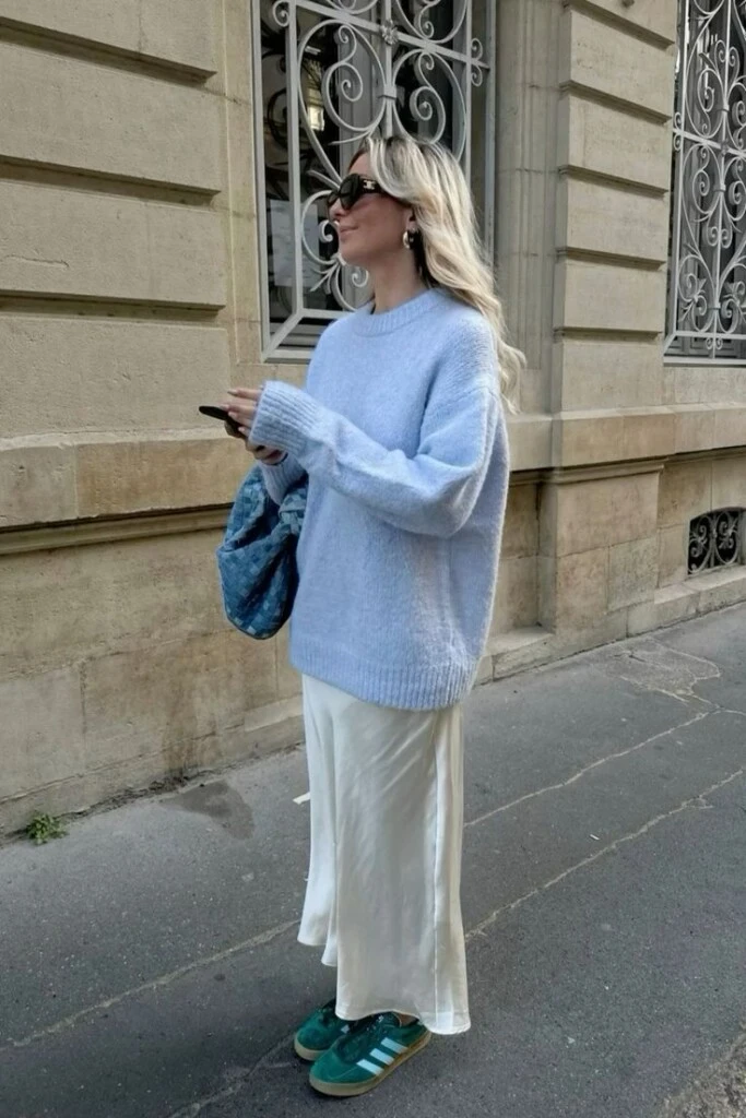 Para quienes buscan una propuesta femenina, elegante y alineada con las tendencias de la temporada, la combinación de camisa celeste y pollera larga blanca es una de las más atractivas de este invierno.