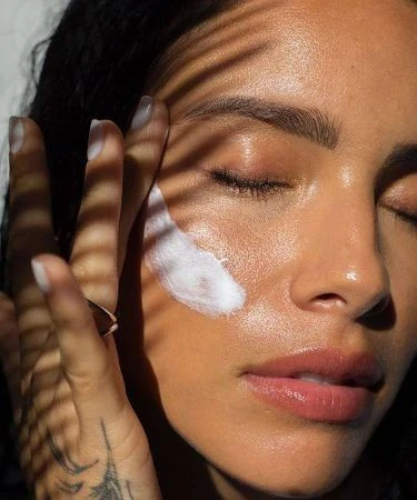La limpieza facial es esencial, pero también puede alterar la barrera natural de la piel si no se complementa con una buena hidratación.