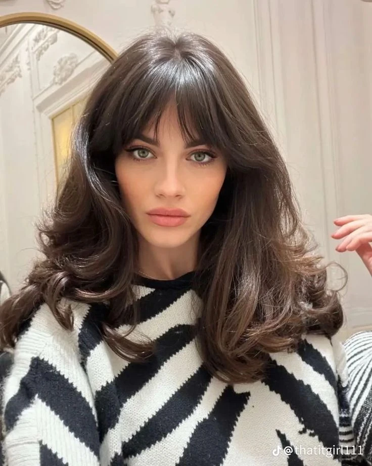 Cómo renovar el pelo largo sin resignar centímetros: el truco de Amal Clooney que vuelve a ser tendencia