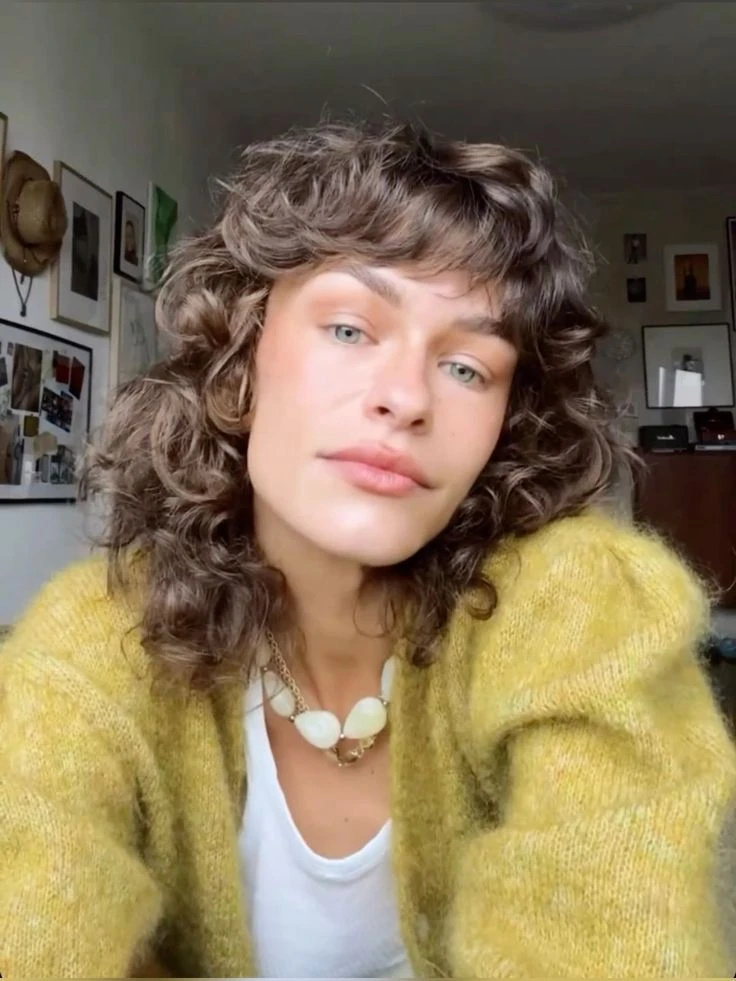 Wolf cut para pelo con rulos: el corte en capas que potencia el volumen y el movimiento natural