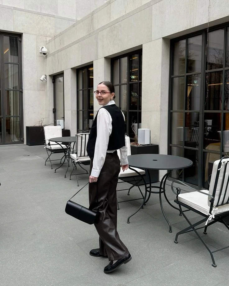 Alerta tendencia: así se lleva la East-West Baguette, la cartera alargada que conquista el street style