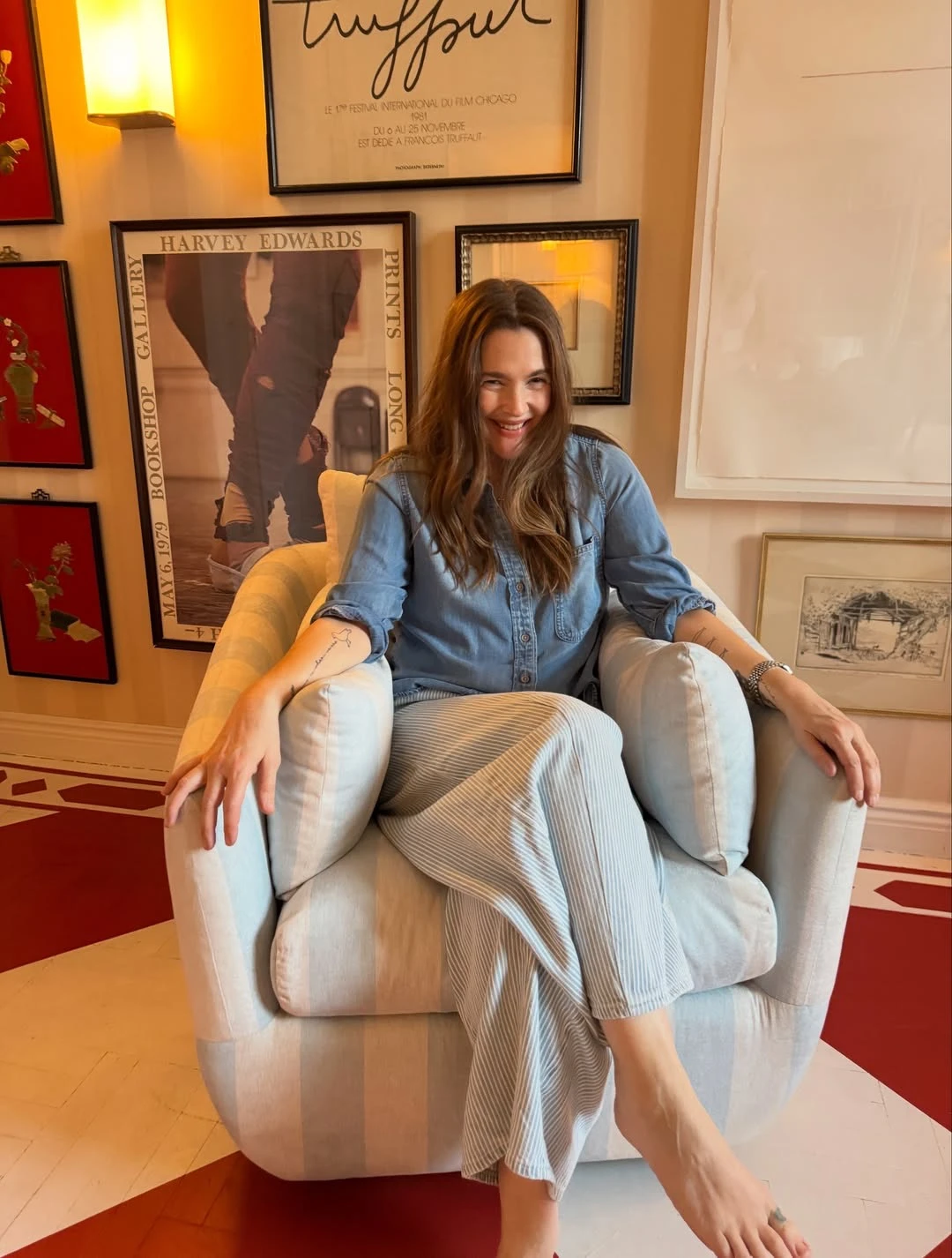 “Beautiful by Drew”, y una de las estrellas de la línea es el sillón Louisa,