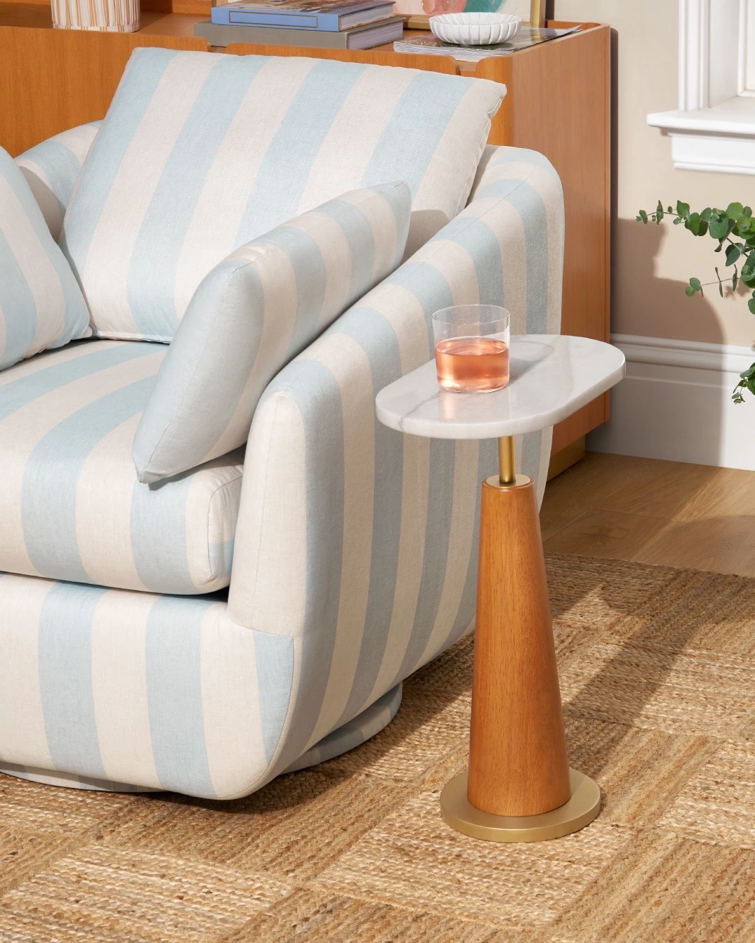 Drew presentó su sillón Louisa combinado con una mesa auxiliar de inspiración mid-century,