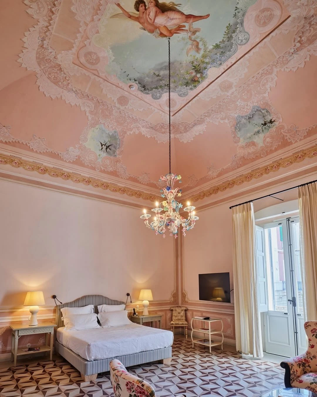 Fascinantes cielorrasos del Palazzo Margherita. 