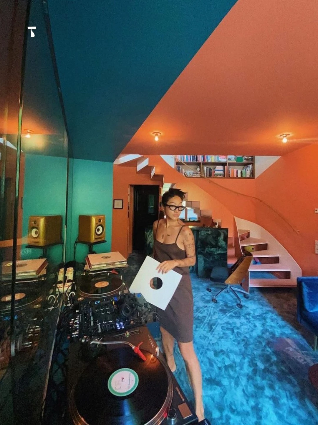 La DJ y productora surcoreana compartió fotos de su casa en Berlín, y fue viral instantáneo.