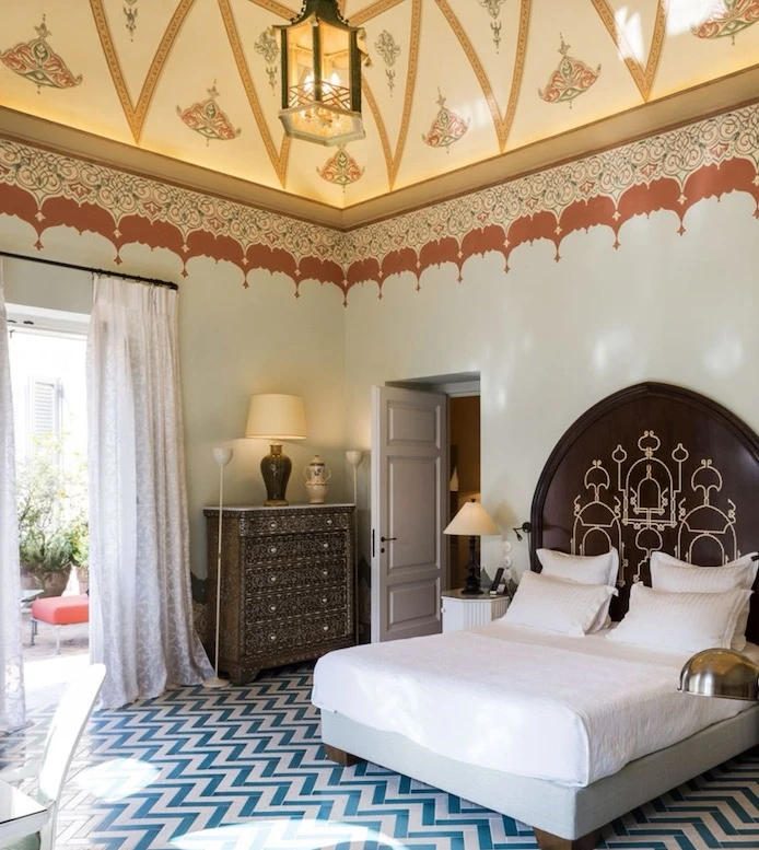 El Palazzo Margherita tiene amplios salones privados, baños revestidos en mármol, terrazas abiertas hacia los jardines y grandes ventanales que inundan los interiores de luz natural