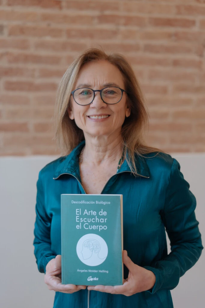 Ángeles Wolder con el libro que