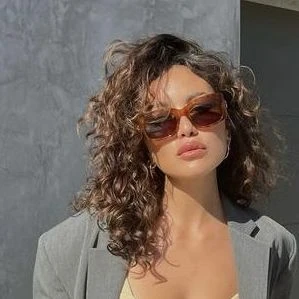 El peinado natural que será tendencia: ondas suaves, raya al costado y mucho movimiento