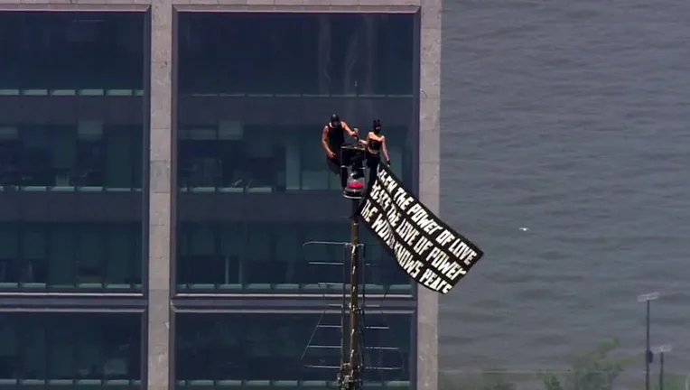 Una pareja trepó a la aguja del Empire State para pedir por la paz.