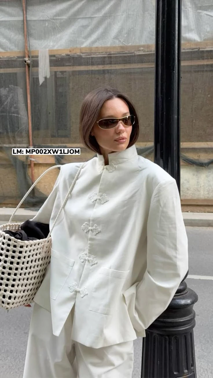 Alerta tendencia: el cuello mao vuelve a escena y así se lleva este invierno para lograr los looks más elegantes