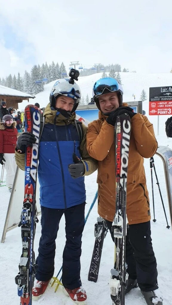 Amaba los deportes. En la foto esquiando con un amigo