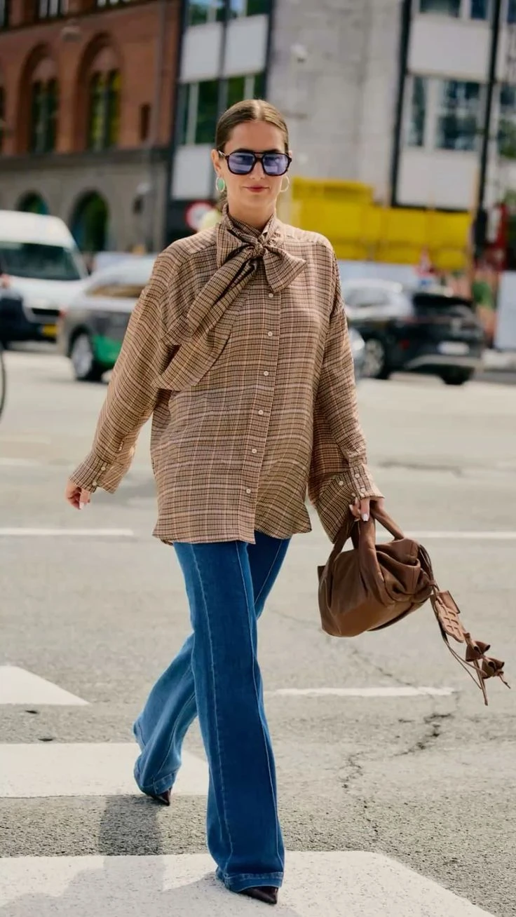 Guía de estilo: los flare jeans siguen en tendencia y así se combinan