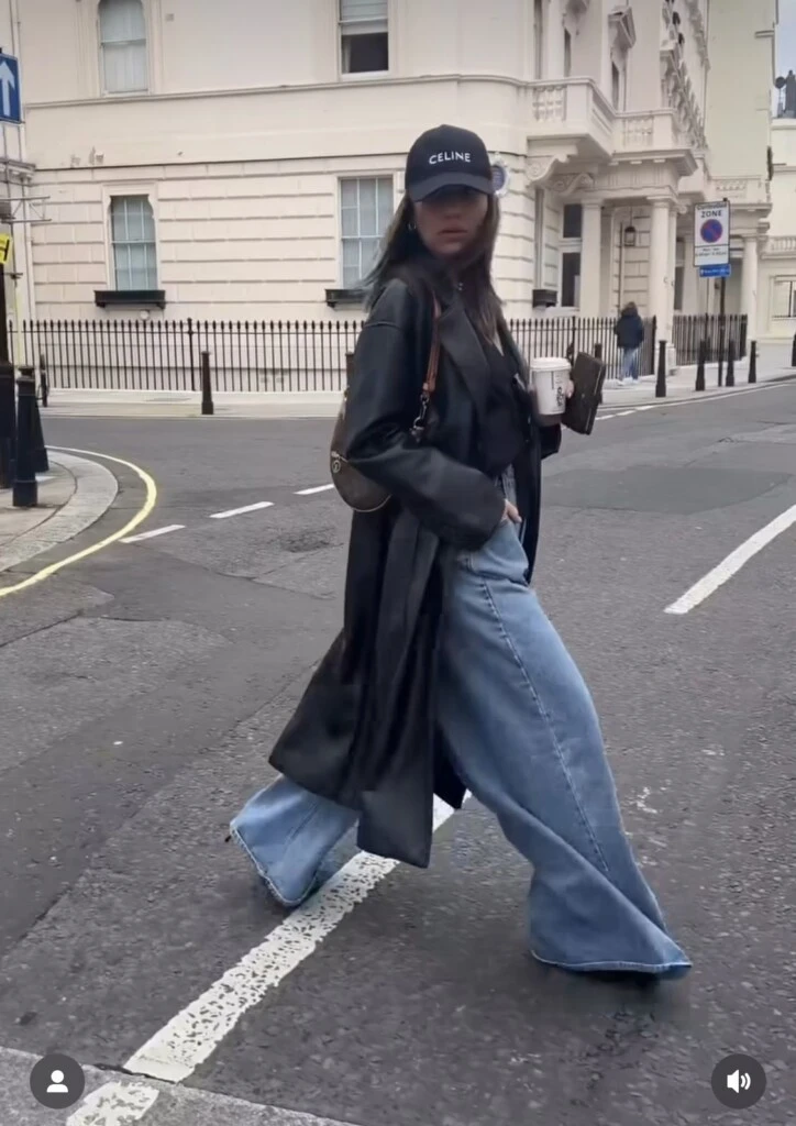 Los jeans puddle son perfectos para las bajitas