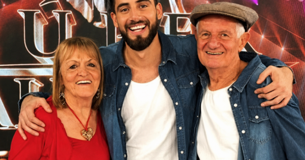 Esta foi a vida de Konsa, avó de Nico Occjato: uma menina que conheceu a fome, deixou a escola para viver com a família e lutou contra o mal de Parkinson. Esta foi a vida de Konsa, avó de Nico Occjato: uma menina que conheceu a fome, deixou a escola para viver com a família e lutou contra o mal de Parkinson.