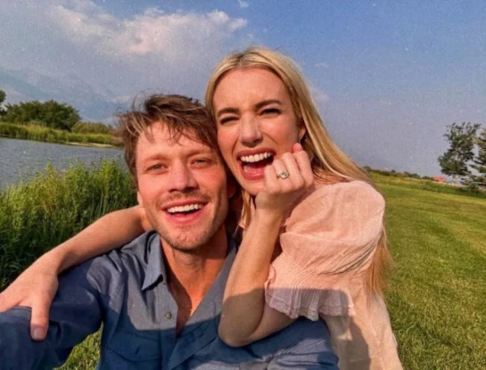 Así fue la íntima boda campestre de Emma Roberts: al aire libre, rodeada de su familia y con Julia Roberts entre los invitados