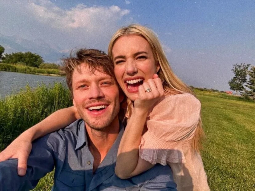 Así fue la íntima boda campestre de Emma Roberts: al aire libre, rodeada de su familia y con Julia Roberts entre los invitados