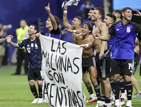La verdadera historia de la bandera de "Las Malvinas son argentinas" que levantó la Selección tras vencer a Inglaterra