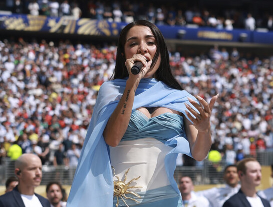María Becerra deslumbró al cantar el Himno con un look inspirado en la bandera argentina