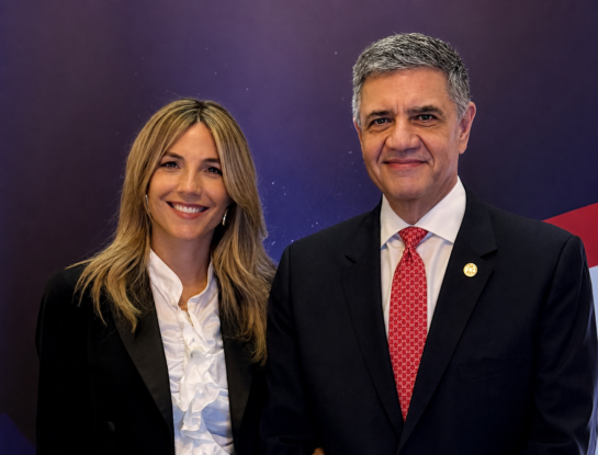 María Belén Ludueña apostó al sastrero negro más elegante para la recepción de la Embajada de Estados Unidos