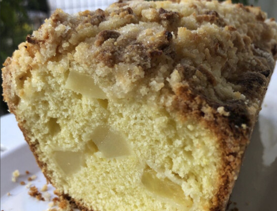 Budín rápido de manzana con crumble de canela: la receta fácil y esponjosa para el mate