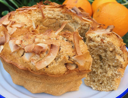 Budín de coco y naranja: la receta fácil y húmeda que se prepara con ingredientes que tenés en casa