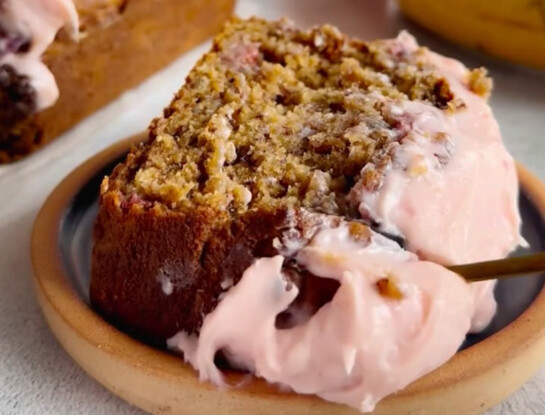 Budín húmedo de banana y frutillas: la receta fácil y esponjosa para acompañar la merienda