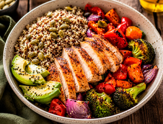 La receta fácil del día: bowl proteico de pollo, quinoa y vegetales asados, para empezar la semana con energía