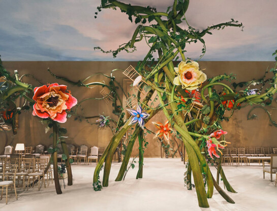 El jardín encantado de Chanel: la escenografía deco que convierte las flores XL en la tendencia más sofisticada