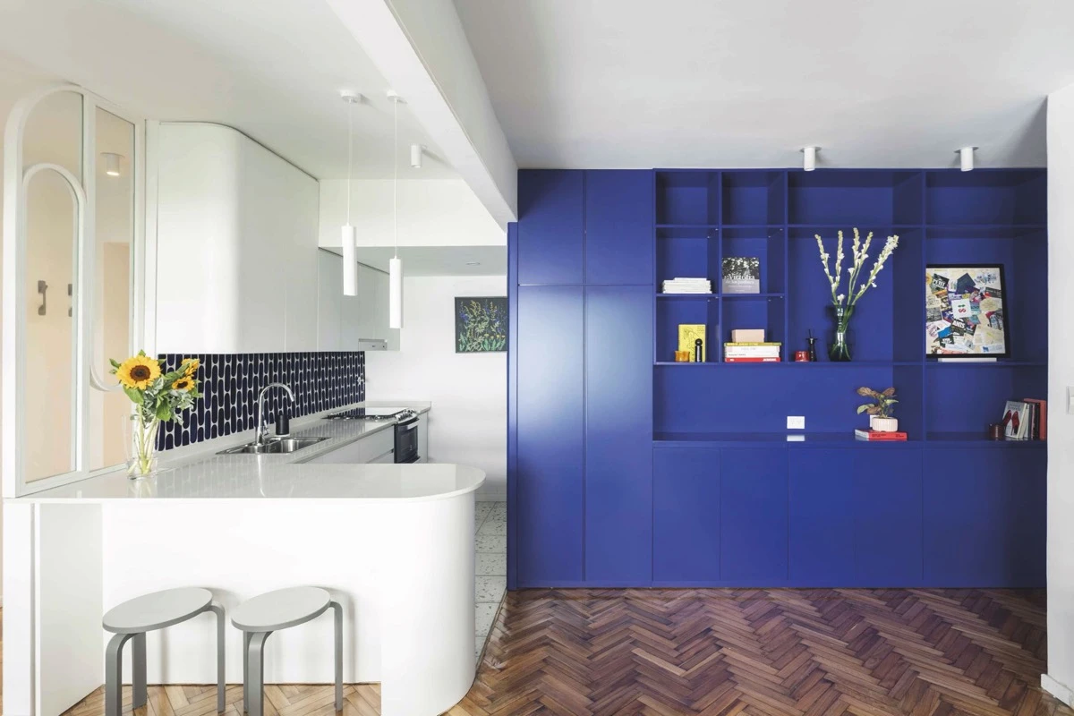 El toque azul Klein define el estilo de la cocina. 