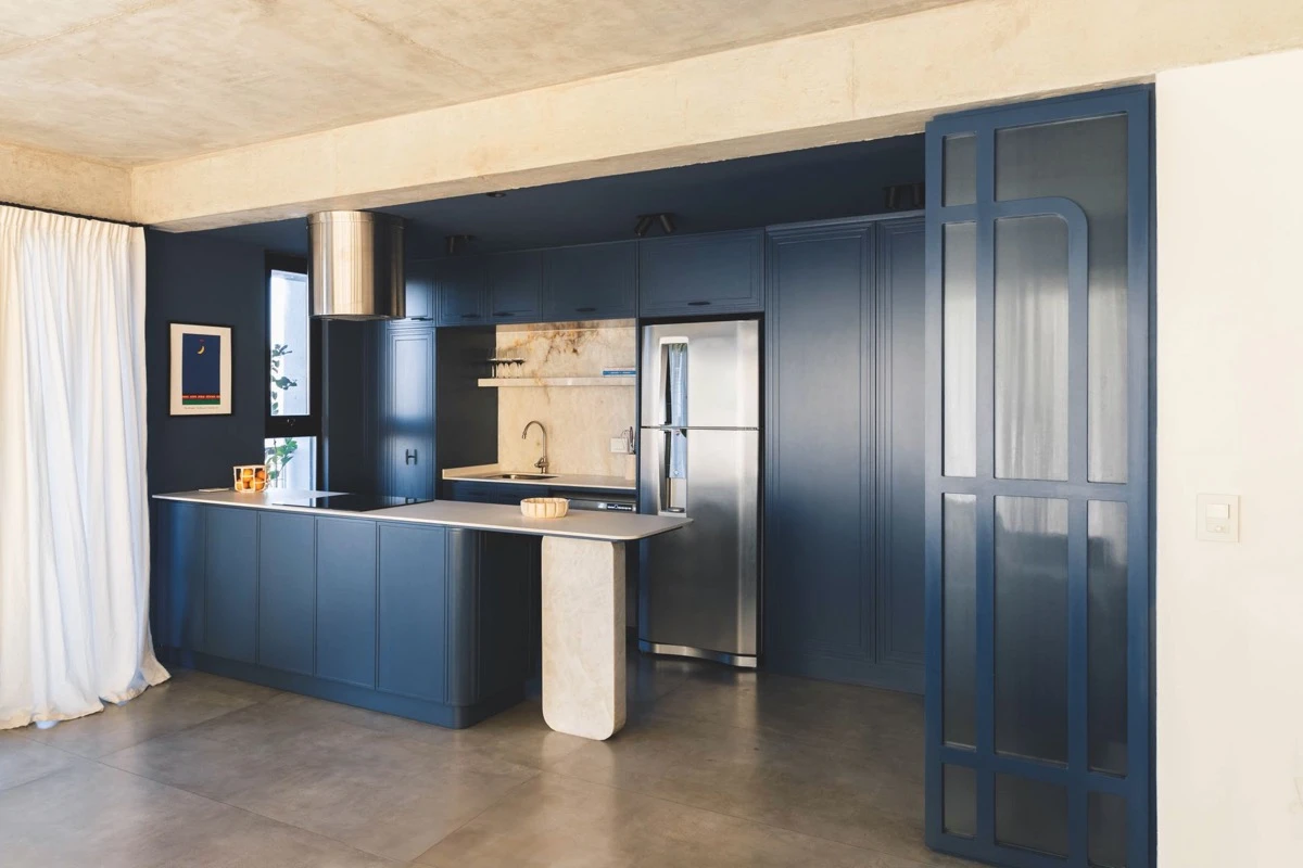 Tres proyectos exploran distintas maneras de incorporar esta tendencia: una cocina completamente azul, otra en total black y una tercera que elige destacar un sector con un color vibrante.