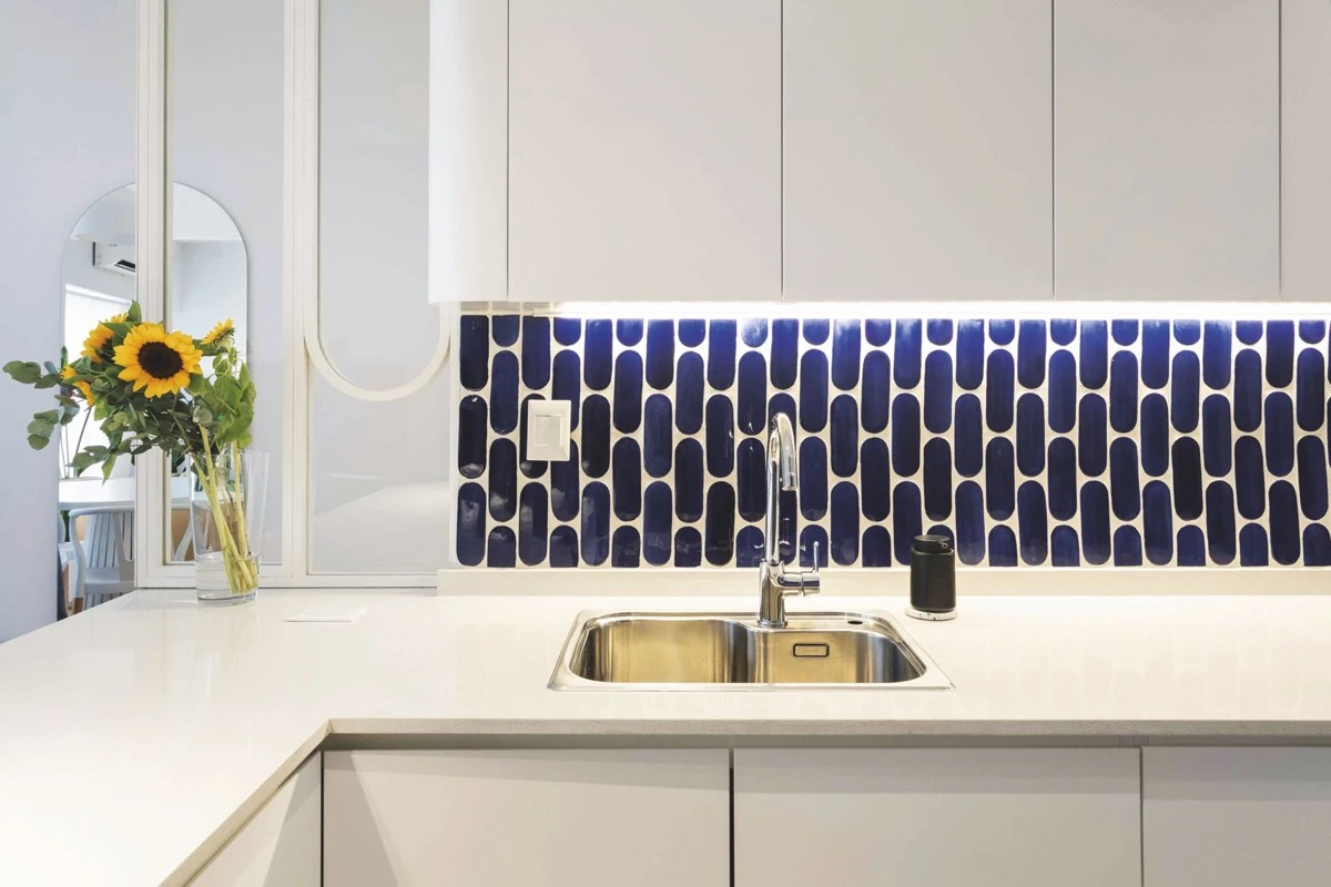 El detalle de los azulejos en azul marino.  