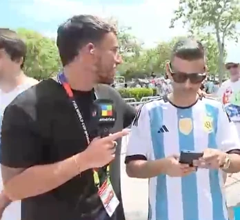 Martín Salwe con el entrevistado en la fila de ingreso al estadio