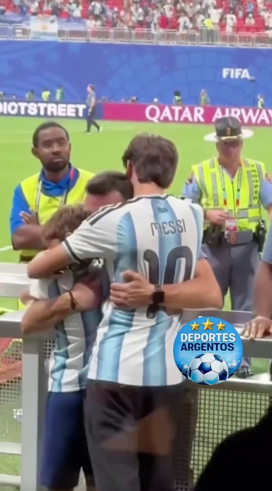 Lionel Scaloni se abraza con sus hijos Ian y Noah luego del triunfo de Argentina ante Egipto.