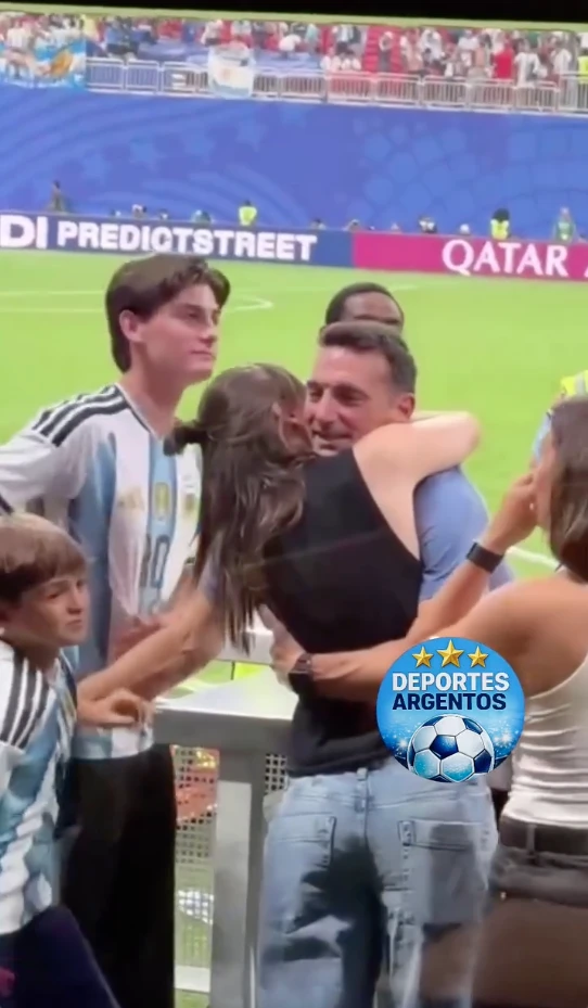 El abrazo de Scaloni con su mujer, Elisa Montero.