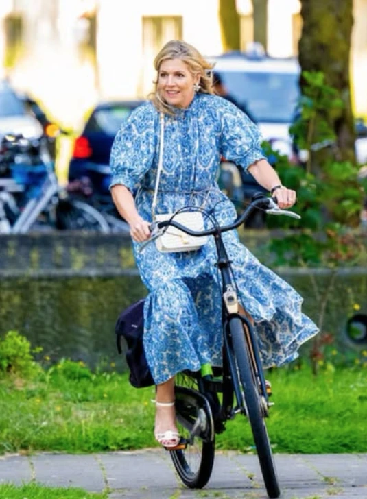 El look de Máxima para andar en bicicleta.