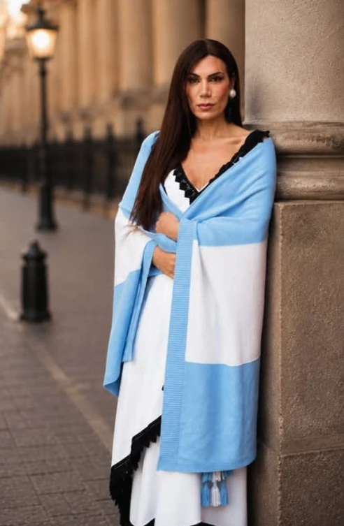 El look patrio de Flor de la V.