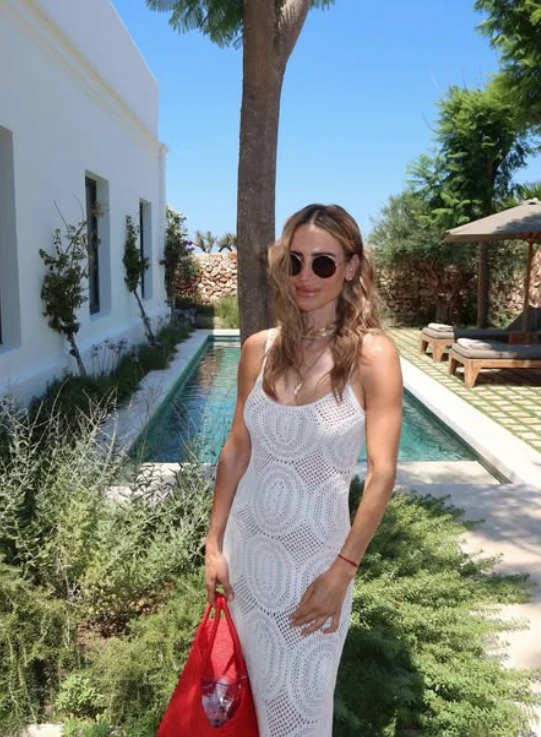 El look de María Vázquez confirma el regreso del vestido tejido para el verano.