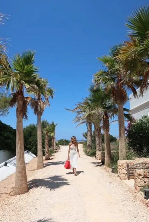 El look de María Vázquez confirma el regreso del vestido tejido para el verano.