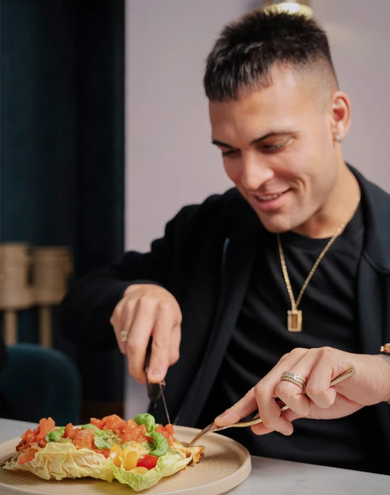 Lautaro en su restaurante