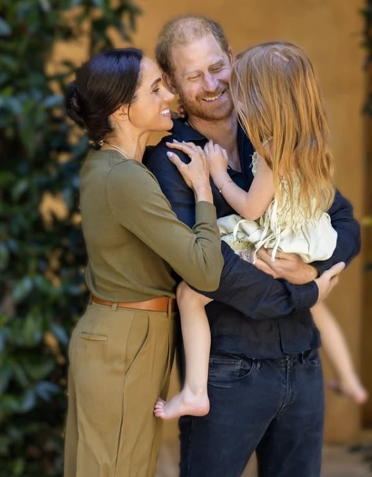 Meghan Markle, el príncipe Harry y la pequeña Lilibeth.